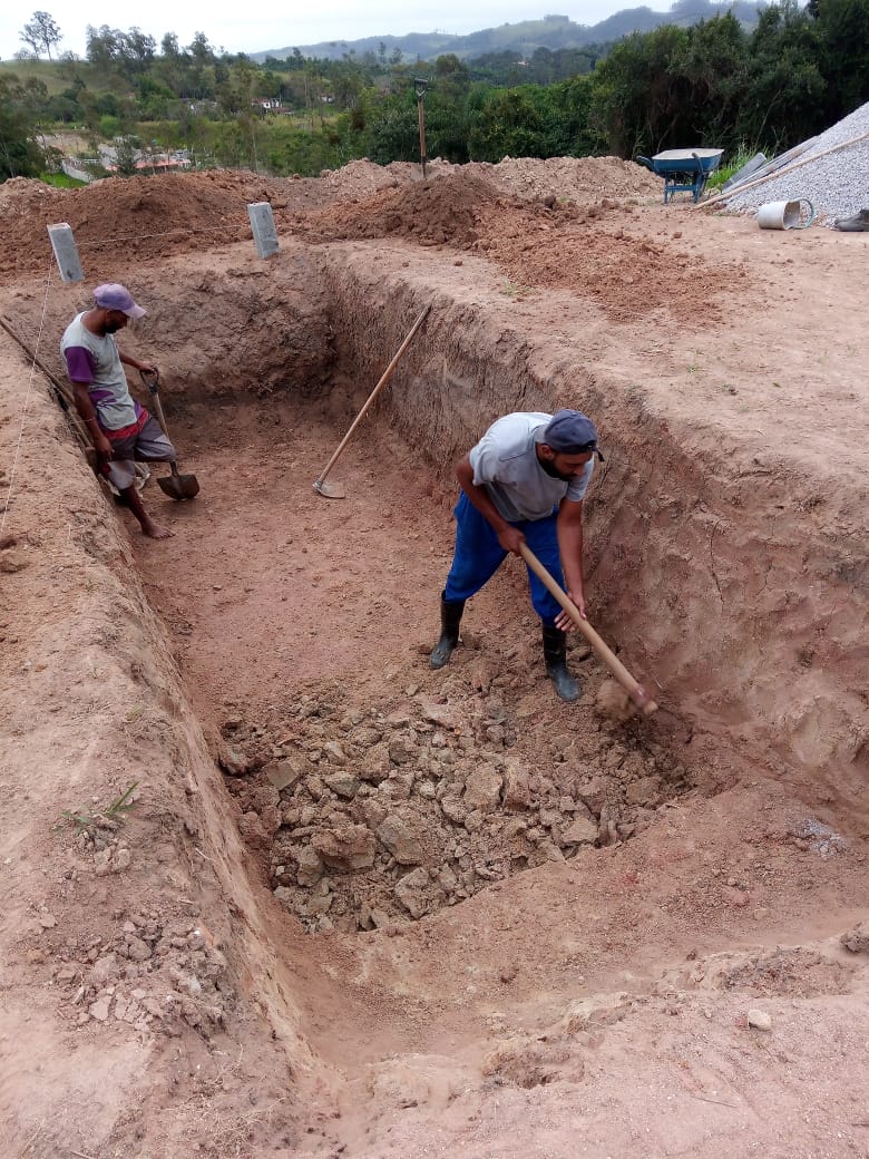 Equipe trabalhando na adequação do terreno escavado