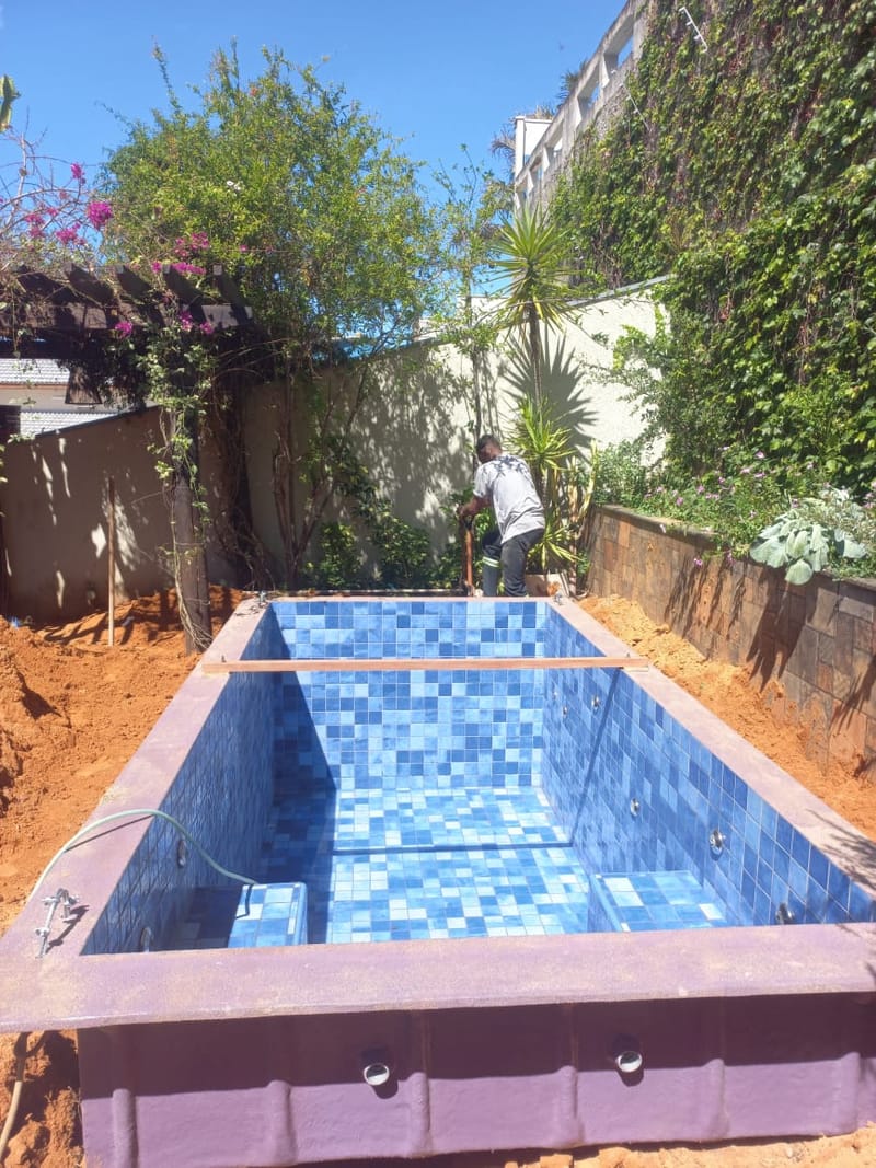 Piscina revestida em fase final de instalação
