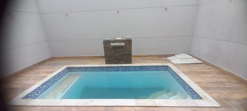Piscina pronta em área interna
